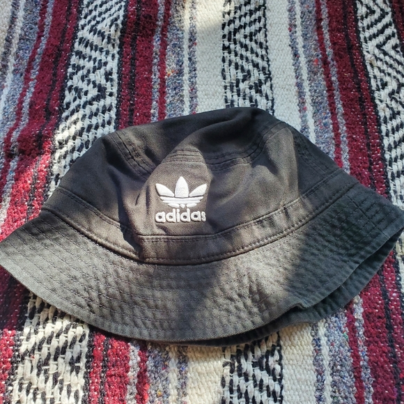 Adidas Black bucket hat with embroidered logo - Picture 2 of 8